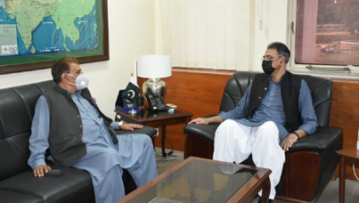 وفاقی وزیر برائے منصوبہ بندی و ترقی اسد عمر کی وزیراعظم آزاد جموں و کشمیر راجہ فاروق حیدر کے ساتھ اسلام آباد میں ملاقات 