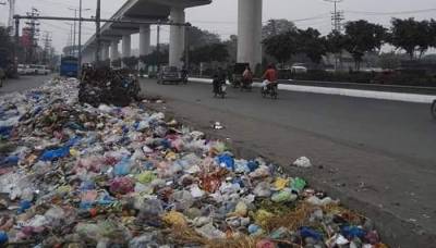 لاہور میں کوڑے کے ڈھیر، فضا میں تعفن پھیل گیا