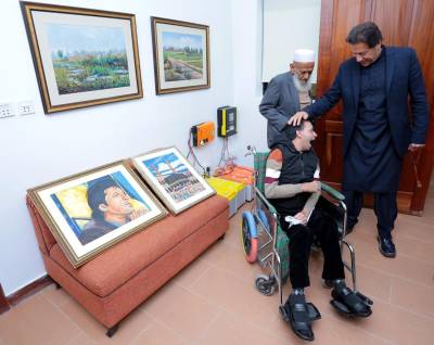 وزیراعظم عمران خان سے اسپیشل  مداح 34 سالہ فنکار عمر جرال  کی ملاقات