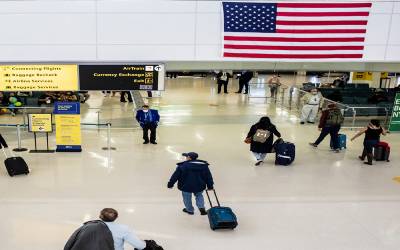 اومی کرون کا خطرہ: امریکا نے اپنے ایئرپورٹس پر اقدامات سخت کردیئے۔