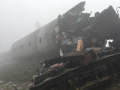 بھارت: مغربی بنگال میں ٹرین کو حادثہ، 9 افراد ہلاک اور متعدد زخمی