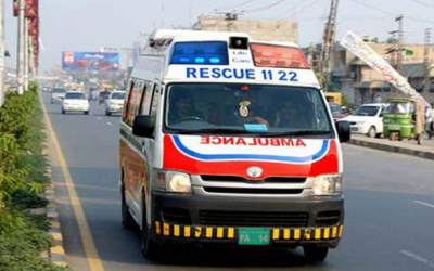 لاہور میں مسافر وین گندے نالے میں گر گئی، 4 بچے اور دو خواتین جاں بحق