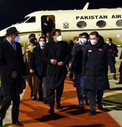 وزیراعظم عمران خان ایک اعلی سطحی وفد کے ہمراہ 4 روزہ سرکاری دورے چین پہنچ گئے