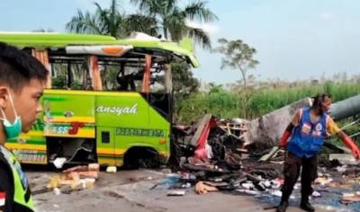 انڈونیشیا: سیاحوں کی بس کو حادثہ ، 14 افرادہلاک 