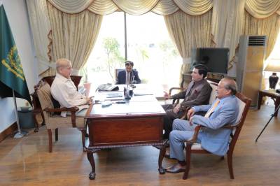 وزیراعظم شہباز شریف  سے سابق گورنر و وزیر اعلیٰ خیبر پختونخواہ سردار مہتاب عباسی اور سینیٹر جاوید عباسی کی ملاقات