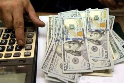 روپیہ بدترین گراوٹ کا شکار، امریکی ڈالر 214 روپے کی سطح پر پہنچ گیا 
