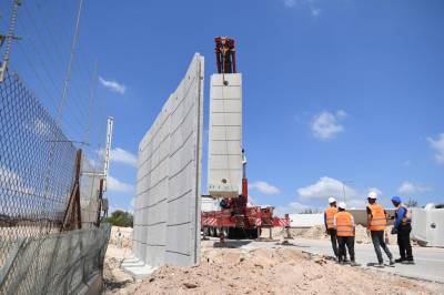 اسرائیل نے شمالی مغربی کنارے میں 45 کلومیٹرلمبی اور 9 میٹراونچی ایک حفاظتی دیوار کی تعمیر شروع کردی۔
