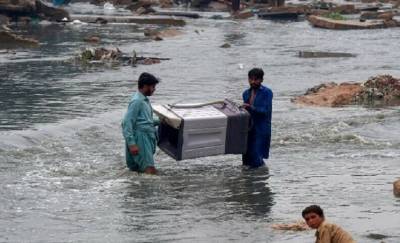 سندھ میں شدید بارشوں سے نشیبی علاقے زیر آب، مواصلاتی نظام درہم برہم