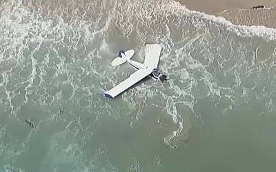طیارہ سمندر کےساحل پر لینڈنگ کے بعد ڈوب گیا، ویڈیو وائرل
