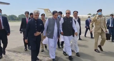 وزیراعلیٰ پنجاب چودھری پرویز الٰہی نے لاہور ائیرپورٹ پر صدر مملکت ڈاکٹر عارف علوی کا استقبال کیا 