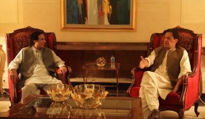 چئیرمین پاکستان تحریک انصاف عمران خان سے وزیر اعلی پنجاب چودھری پرویزالٰہی اور رکن قومی اسمبلی مونس الٰہی کی ملاقات