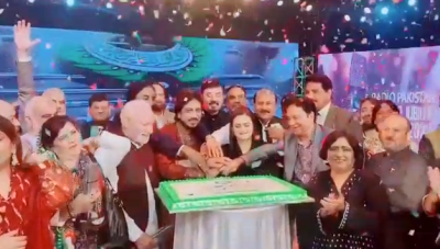 وفاقی وزیر اطلاعات نے سینئر آرٹسٹوں کے ساتھ مل کر پاکستان کی سالگرہ کا کیک کاٹا اور انہیں خراج تحسین پیش کیا