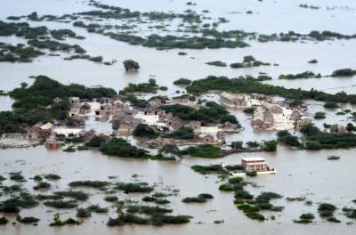 سندھ سیلاب میں بہہ گیا: گوٹھ ڈوب گئے، سڑکیں بہہ گئیں، عوام بے بسی کی تصویر بن گئے کوئی مدد کو نا پہنچا