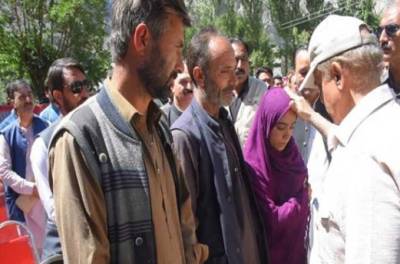 وزیراعظم شہبازشریف کا گلگت بلتستان کے سیلاب متاثرہ علاقے غذر کا دورہ، متاثرین میں امدادی چیک تقسیم