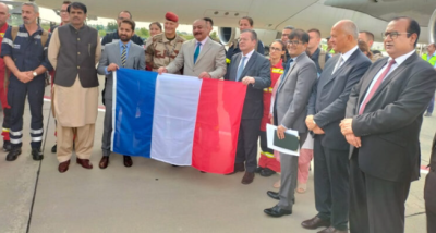 فرانسیسی طیارہ اسلام آباد امدادی سامان لیکر پہنچا تو، وزیر صحت قادر پٹیل نے فرانسیسی سفیر کا استقبال کیا
