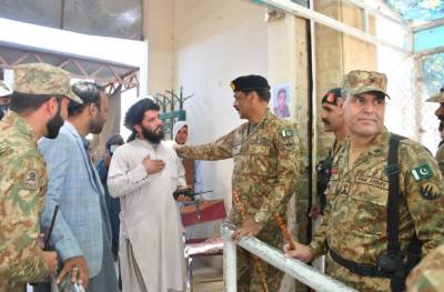 کمانڈر بلوچستان کور لیفٹیننٹ جنرل آصف غفور کا فرینڈ شپ گیٹ پر ڈیوٹی پر موجود افغان حکام سے ملاقات