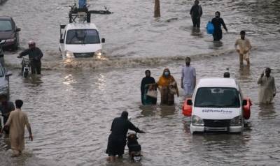 کراچی میں بارش، سڑکیں تالاب بن گئیں، چھت اور دیوار گرنے سے 5 افراد زخمی