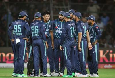 چوتھا ٹی ٹوئنٹی: پاکستان نے دلچسپ مقابلے کے بعد انگلینڈ کو 3 رنز سے شکست دے دی