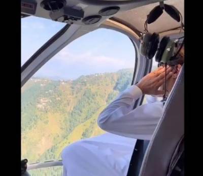 عمران خان کی ہیلی کاپٹر میں نماز ادا کرنے کی ویڈیو وائرل