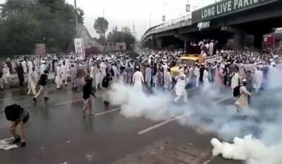 پشاور: اساتذہ کا احتجاج، پولیس کا لاٹھی چارج، شدید شیلنگ