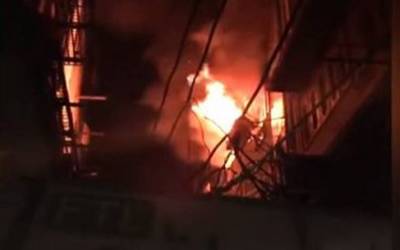 فیصل آباد:کارخانہ بازار کے پلازہ میں خوفناک آتشزدگی، 7 افراد جاں بحق