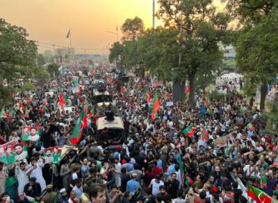 چئیرمین پی ٹی آئی عمران خان  کی قیادت میں لانگ مارچ آزادی چوک کی طرف رواں دواں