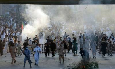 عمران خان پر حملے کیخلاف پی ٹی آئی کارکنوں کا احتجاج، فیض آباد میدان جنگ بن گیا,   پولیس کی مظاہرین پر شیلنگ اور کئی گرفتار کرلئے