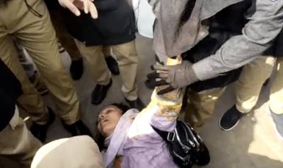 کراچی: احتجاج کرنے والے سرکاری ملازمین پر پولیس کا لاٹھی چارج، واٹر کینن کا بے دریغ استعمال ،خواتین سمیت 25 گرفتار