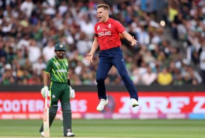 ٹی ٹوئنٹی ورلڈکپ فائنل: انگلینڈ کے خلاف پاکستان کی دوسری وکٹ 45رنز پر گر گئی, محمد حارث 8 رنز بناکر پویلین لوٹ گئے