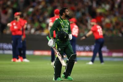 ٹی 20 ورلڈ کپ کے فائنل میں پاکستانی بیٹرز فلاپ، انگلینڈ کو جیت کیلئے 138 رنز کا ہدف