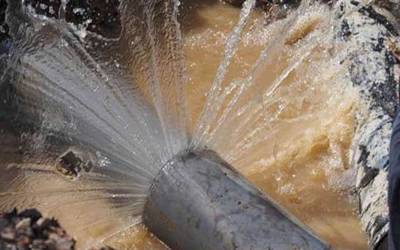 کراچی:یونیورسٹی روڈ پر پانی کی لائن پھٹ سے ہزاروں ملین گیلن پانی ضائع
