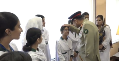  یومِ تکریمِ شہداءِ پاکستان پر آرمی چیف نے سکول کے بچوں جن میں شہداء کے بچے بھی شامل تھے ،سے ملاقات کی