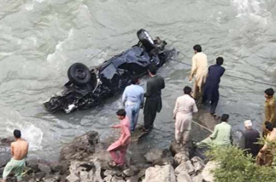 مظفر آباد: کار دریائے نیلم میں جا گری، ایک ہی خاندان کے 4 افراد جاں بحق