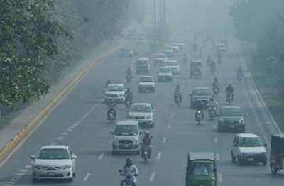 کمزور پبلک ٹرانسپورٹ سسٹم ہونے سے شہر میں گاڑیوں، موٹر سائیکلوں کی بھرمار کے باعث دھوئیں اور سموگ پر قابو پانا چیلنج بن گیا