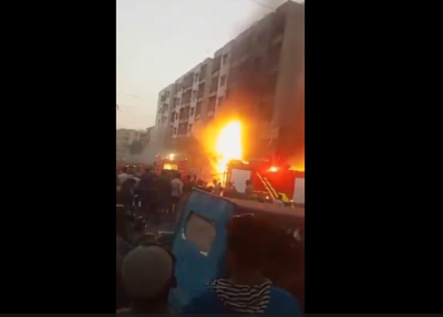 کراچی :عائشہ منزل کے قریب عرشی شاپنگ مال میں آگ لگ گئی