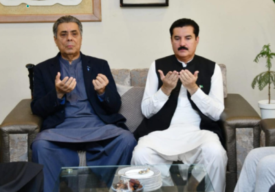 گورنر خیبرپختونخوا فیصل کریم کنڈی کی سینیئرتجزیہ نگار حفیظ اللہ خان نیازی کی لاہور رہائش گاہ آمد