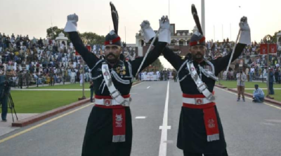 واہگہ بارڈر: قومی پرچم اتارنے کی تقریب، فضا جیوے پاکستان کے نعروں سے گونجتی رہی