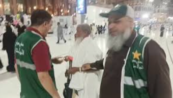 مددگار ہاتھ: پاکستانی معاونینِ حج نے حرم شریف میں ہندوستانی حاجی خاندان کی مدد کی