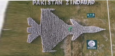 جھنگ : پاکستانیوں نے رافیل کوتباہ اوربھارت کوشرمسار کرنے والے طیارے جے ٹین سی کا انسانی ماڈل بناڈالا اور پاک فوج کو خراج تحسین پیش کیا