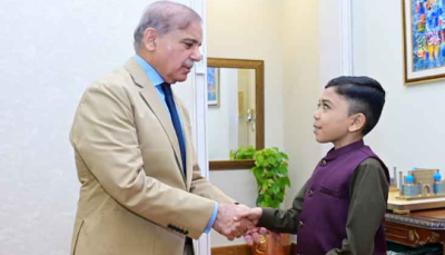 وزیراعظم سے ڈیجیٹل کونٹینٹ کریئیٹر طلحہ احمد کی ملاقات، یوٹیوبرکو شیلڈ، تحائف پیش 
