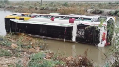 کراچی سے کینجھر جھیل جانے والی بس کھائی میں گر گئی، 6 افراد جاں بحق 