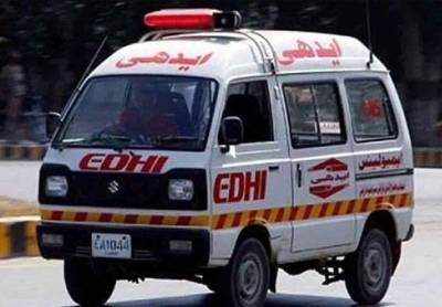 کراچی: نیشنل ہائی وے پر  کوسٹر کی چھت پر سفر کرنے والے 2 افراد گرکر جاں بحق