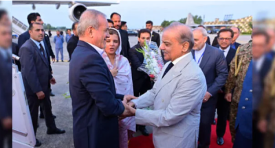 ایرانی صدر مسعود پزشکیان اسلام آباد پہنچ گئے، وزیراعظم شہباز شریف نے استقبال کیا