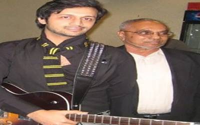 پاکستان کے معروف گلوکار عاطف اسلم کے والد انتقال کرگئے۔