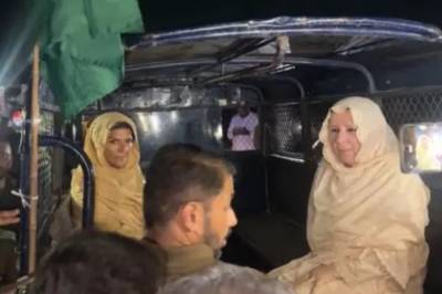 پولیس نے سابق وزیر اعظم عمران خان کی بہنوں کو کچھ دیر تحویل میں رکھنے کے بعد رہا کر دیا ۔