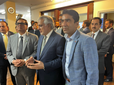  ڈپٹی وزیراعظم و وزیرِ خارجہ محمد اسحاق ڈار نے پاکستان ہائی کمشن لندن برطانیہ میں لینڈ ریکارڈ سروسز کا افتتاح کردیا 